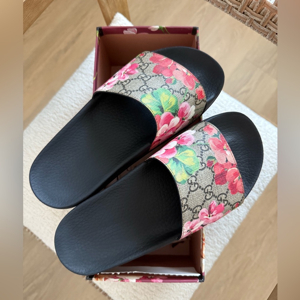 Trendy Gucci Slides in Great condition! Gucci GG Blooms Supreme in women’s size9